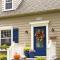 Si të lyeni pjesën e jashtme të një shtëpie prej druri me duart tuaja: zgjedhja e bojës Ngjyrosja e jashtme e një shtëpie